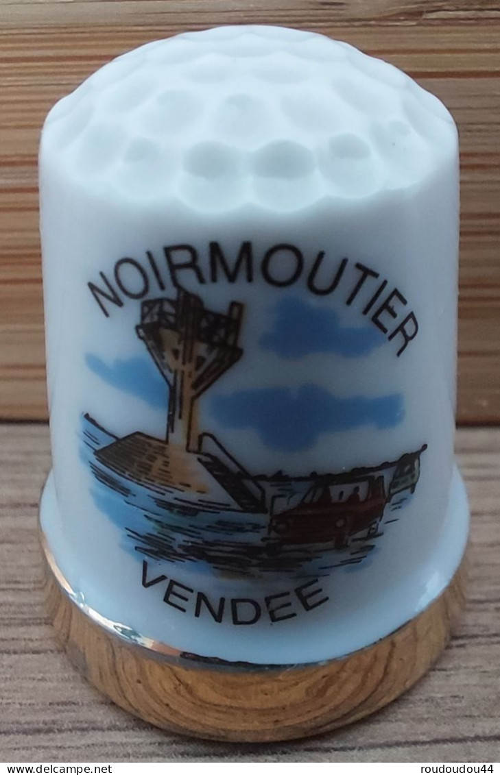 DÉ A COUDRE DE COLLECTION EN PORCELAINE - VENDEE - NOIRMOUTIER - Dés à Coudre