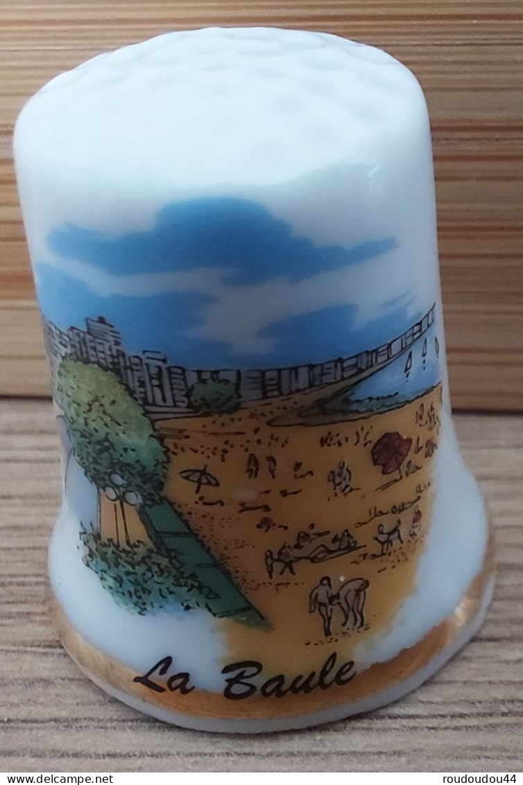 DÉ A COUDRE DE COLLECTION EN PORCELAINE - LA BAULE - Thimbles