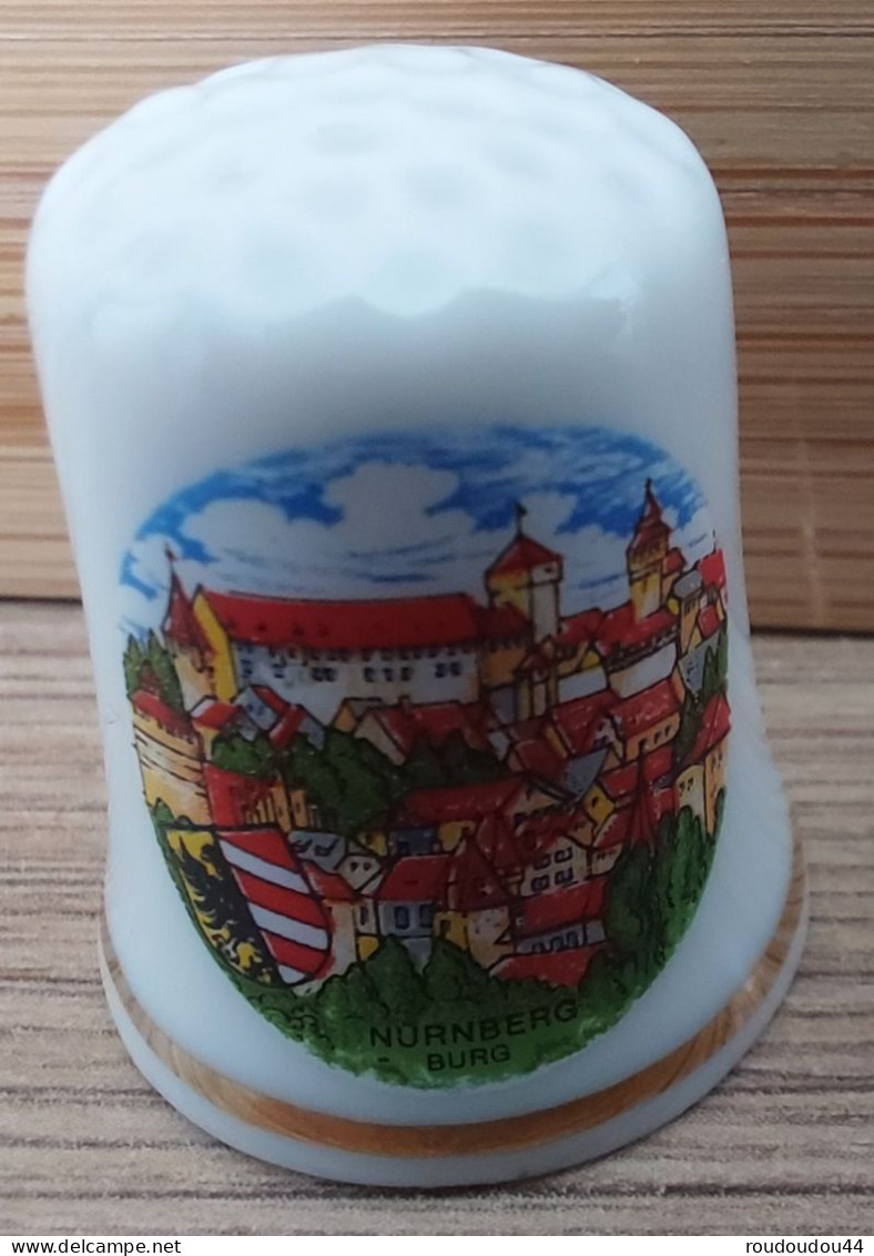 DÉ A COUDRE DE COLLECTION EN PORCELAINE - NURNBERG BURG - NUREMBERG - Dés à Coudre