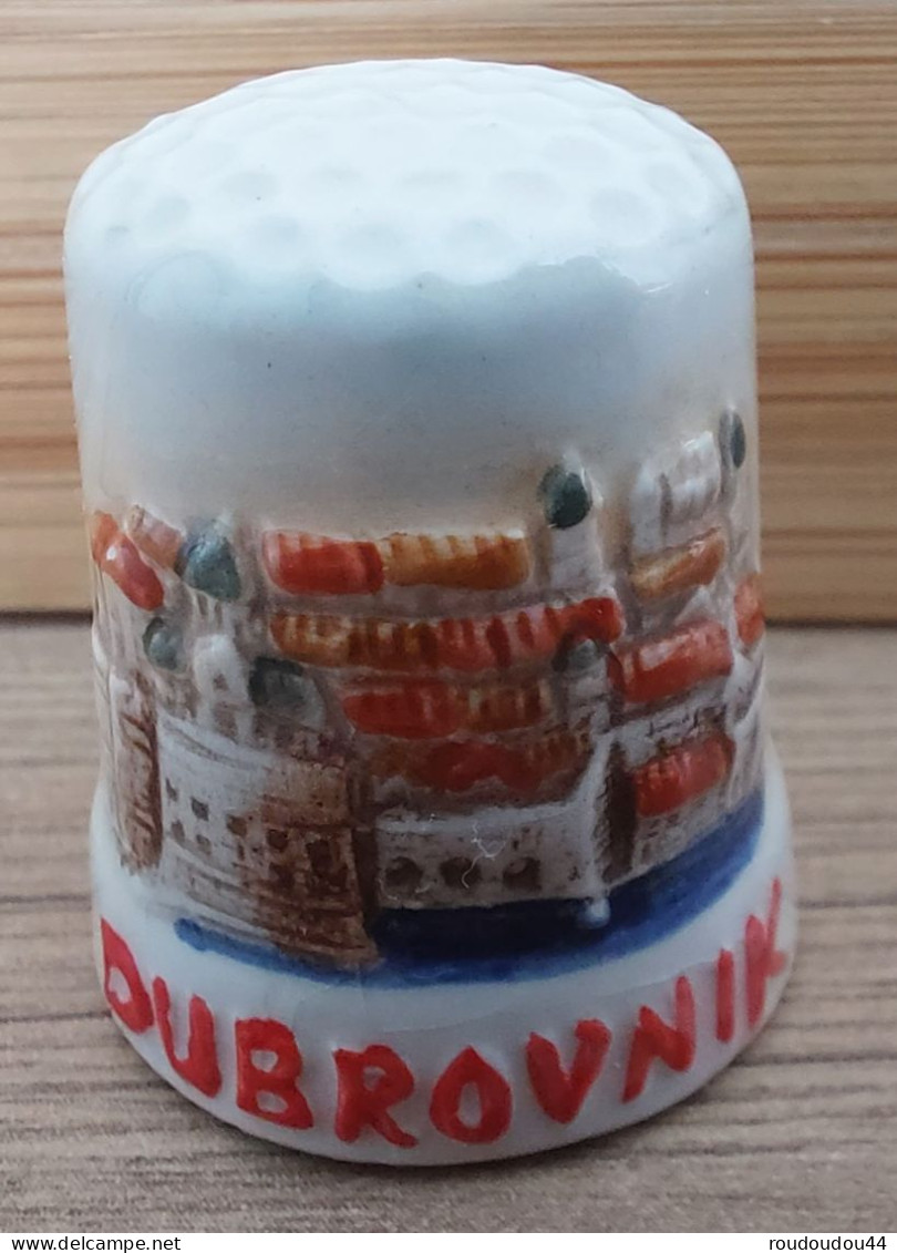 DÉ A COUDRE DE COLLECTION EN PORCELAINE - DUBROVNIK - Thimbles