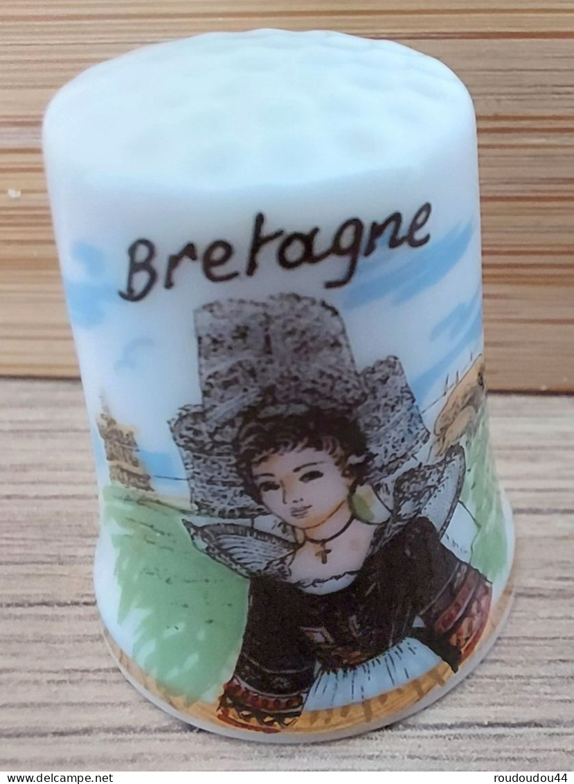 DÉ A COUDRE DE COLLECTION EN PORCELAINE - BRETAGNE - Dés à Coudre