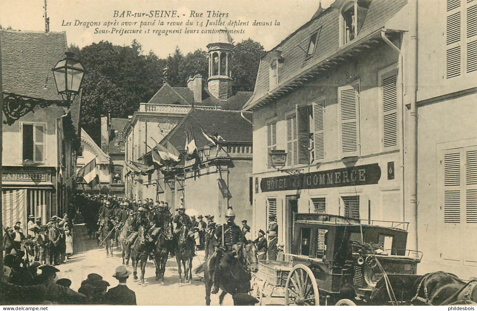 AUBE  BAR SUR SEINE  Rue Thiers Les Dragons Apres Avoir Passé La Revue Du 14 Juillet - Bar-sur-Seine