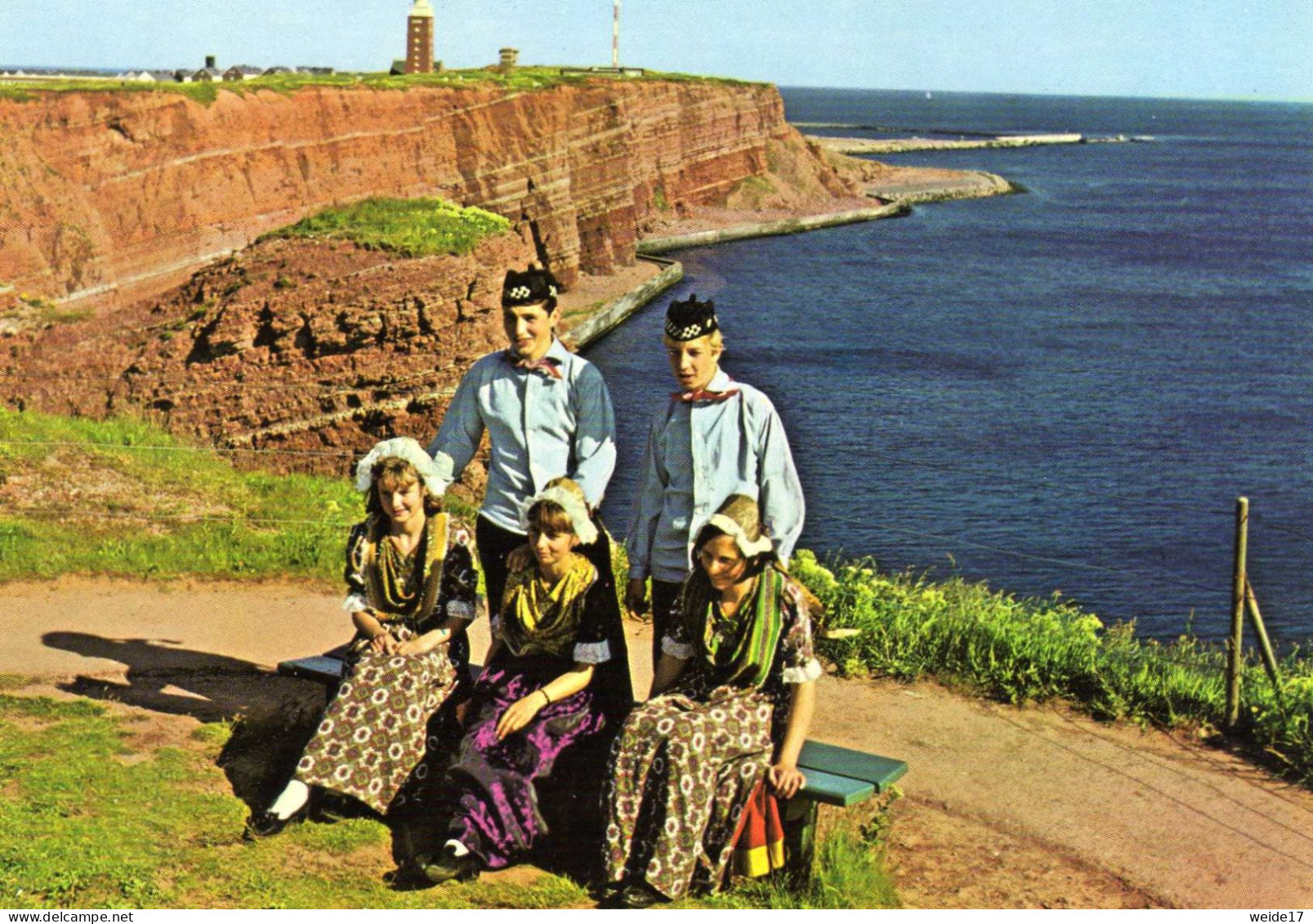 04968 - HELGOLAND - Junge Helgoländer In Trachten An Der Westküste - Helgoland