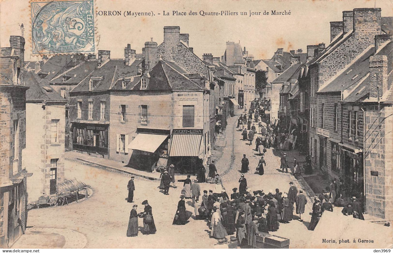 GORRON (Mayenne) - La Place Des Quatre-Piliers Un Jour De Marché - Voyagé 1906 (2 Scans) 134 Rue Des Couronnes Paris 20e - Gorron