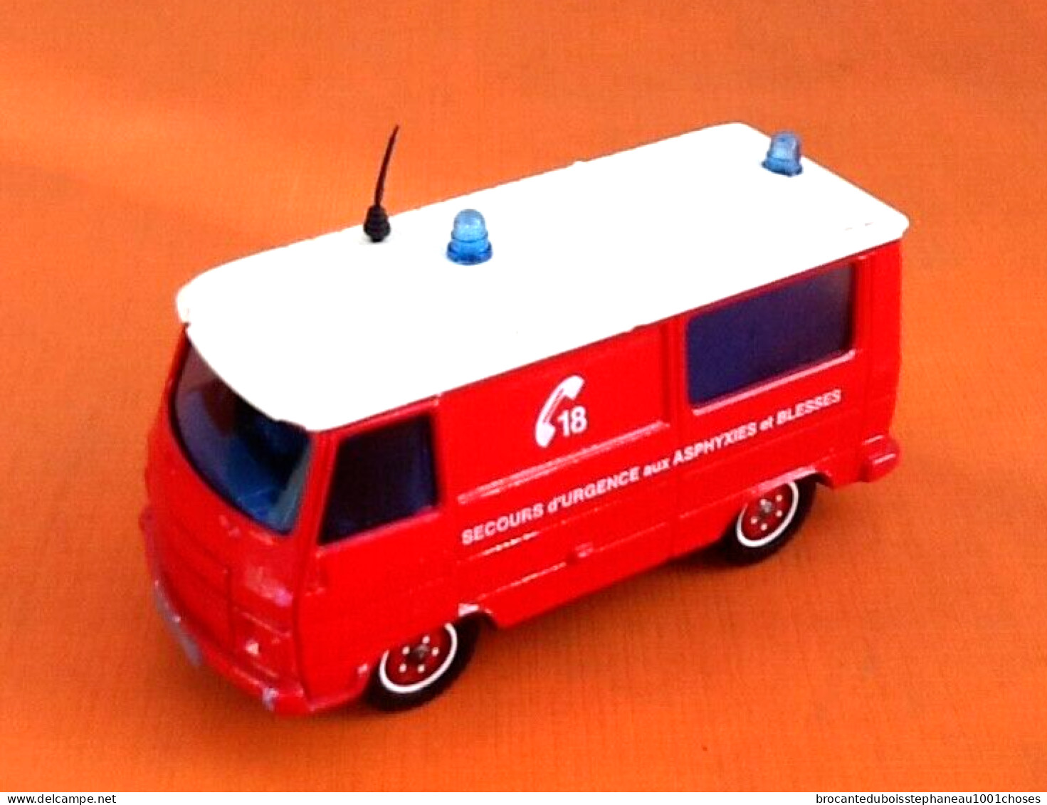 Voiture Miniature Peugeot J9 Fourgon Secours D' Urgence Aux Asphyxiés Et Blessés (1987)    E - Solido