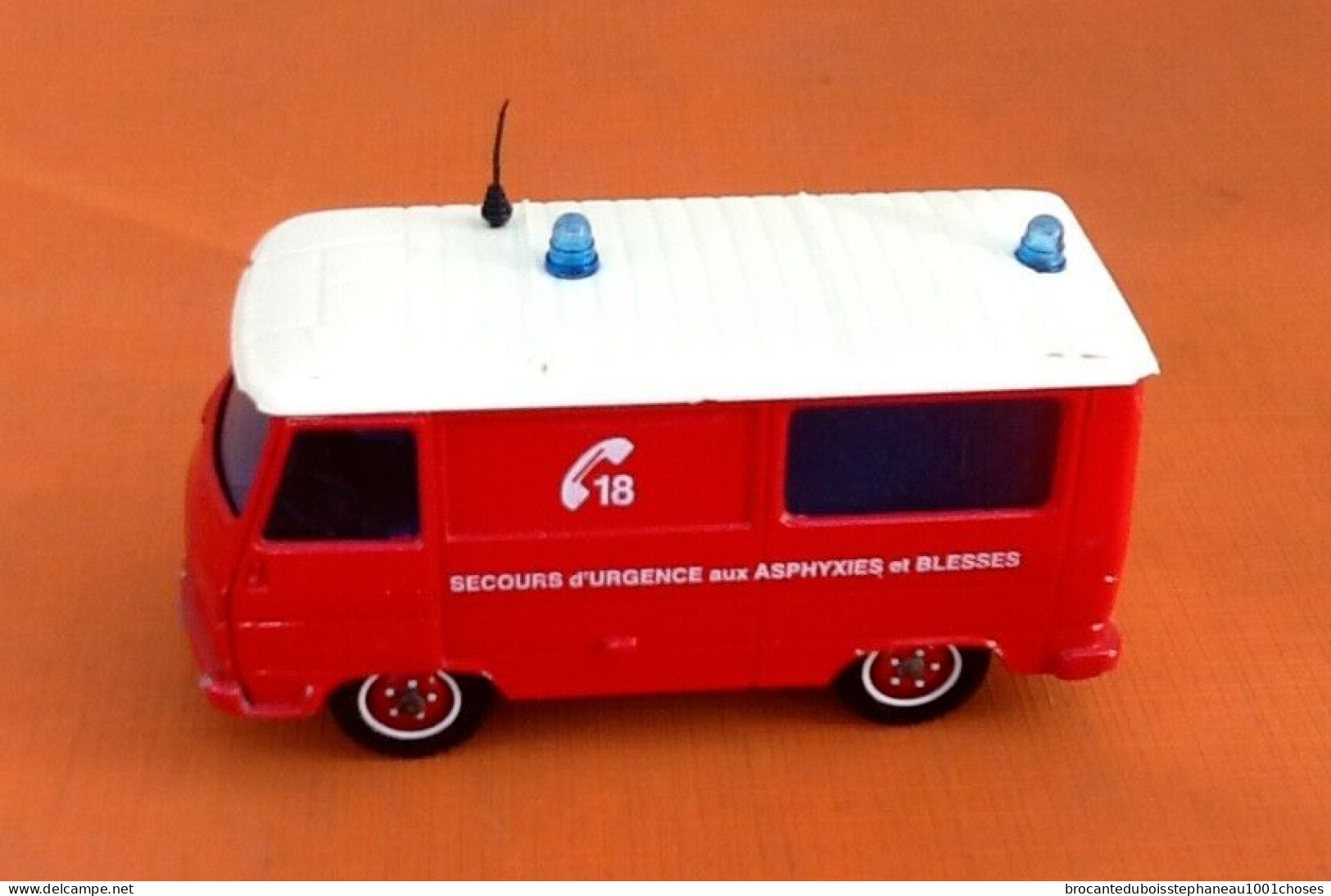 Voiture Miniature Peugeot J9 Fourgon Secours D' Urgence Aux Asphyxiés Et Blessés (1987)    E - Solido