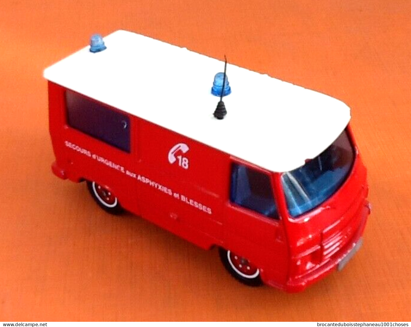 Voiture Miniature Peugeot J9 Fourgon Secours D' Urgence Aux Asphyxiés Et Blessés (1987)    E - Solido