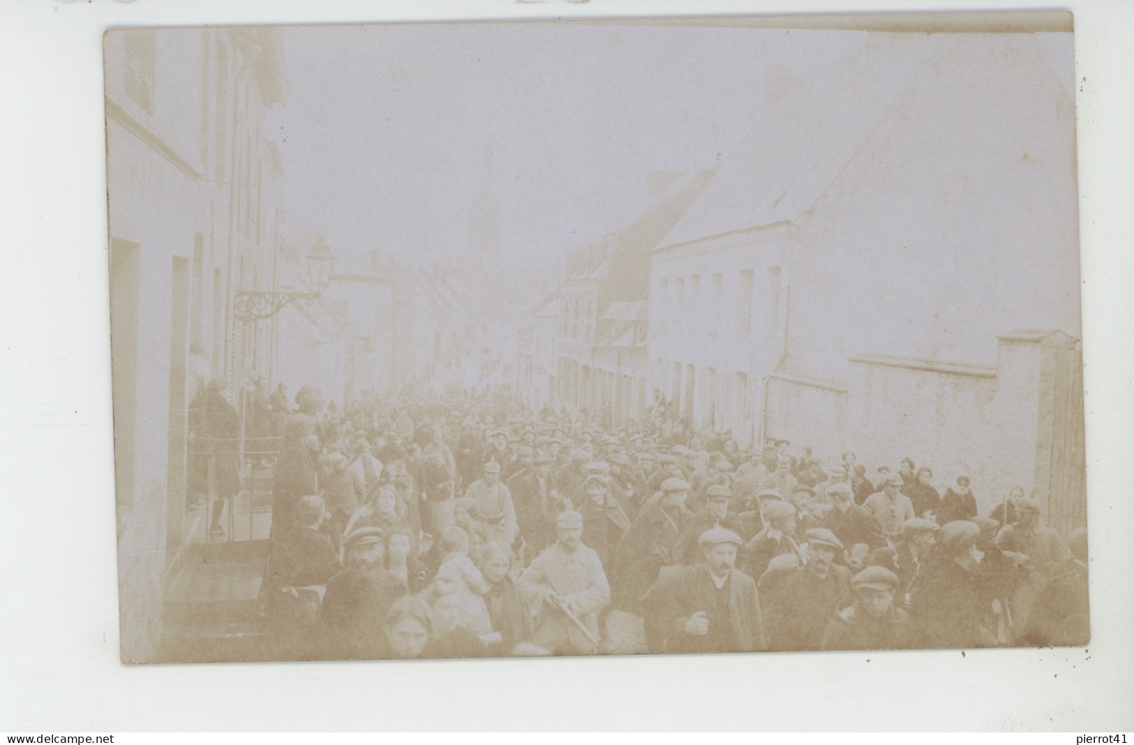 GUERRE 1914-18 - SOLRE LE CHATEAU - Carte Photo Montrant Le Départ Des Prisonniers Civils Escortés Par Soldats Prussiens - Solre Le Chateau