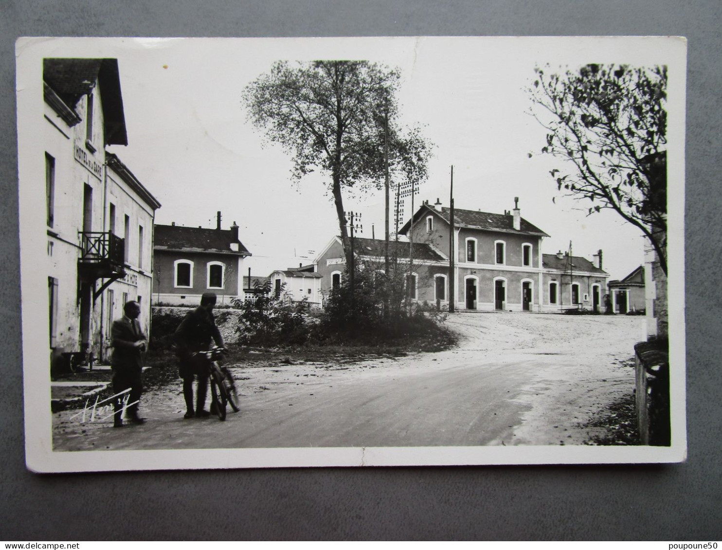 CP 86 Vienne PORT DE PILES Prés Dange Saint Romain Place De La Gare Des Chemins De Fer , Hôtel De La Gare, Vélo 1955 - Dange Saint Romain