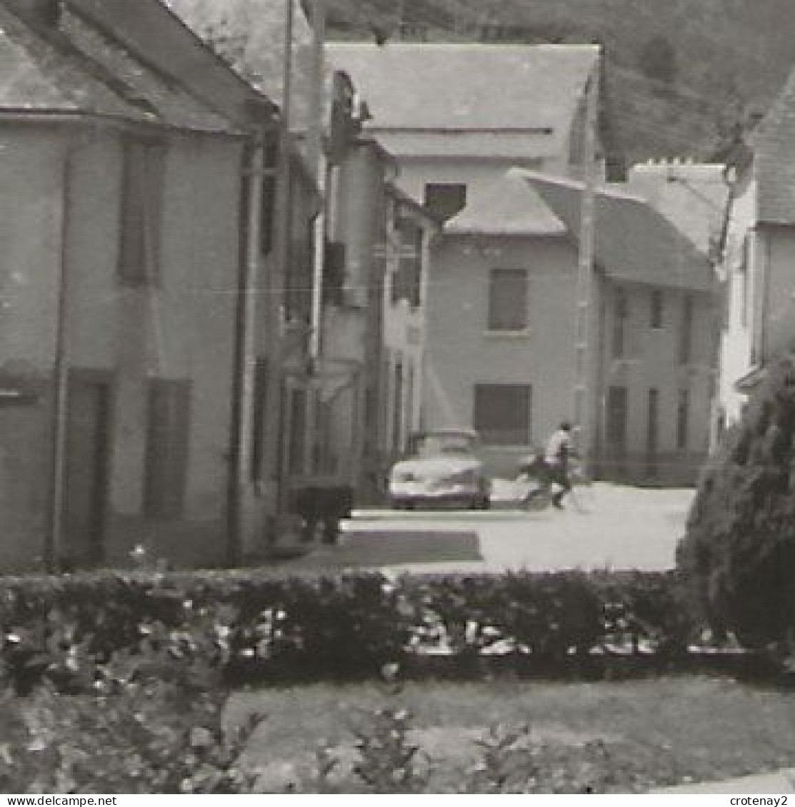 65 Saint Lary En Vallée D' Aure L'Eglise Monument Aux Morts Pics De Tramezaygues VOIR ZOOM Dyna Panhard VOIR DOS - Vielle Aure