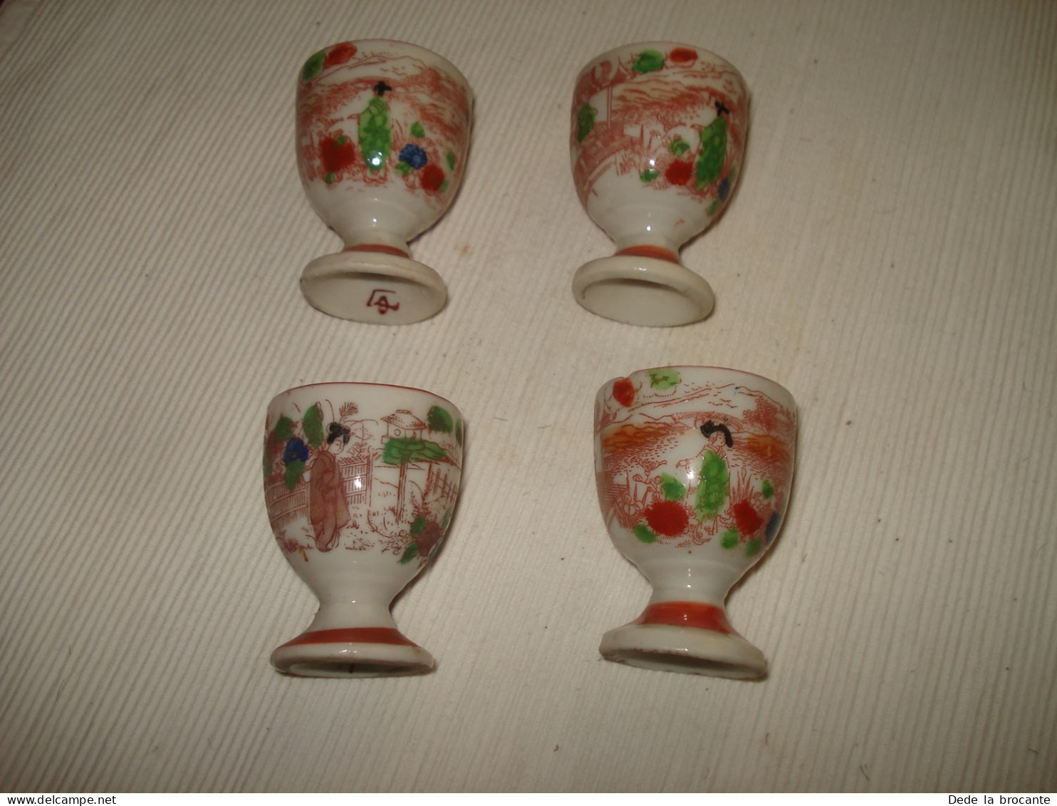 O15 / Lot De 4 Coquetiers En Porcelaine - Fait Mains -  Décor Asiatique - Japon - Egg Cups