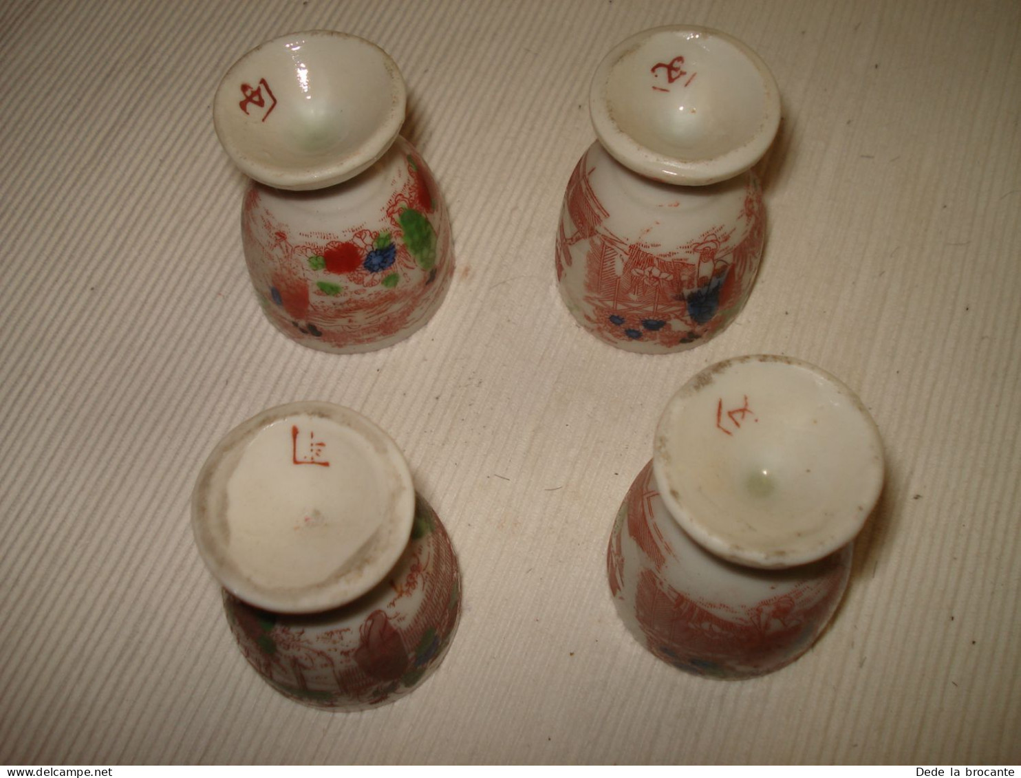 O15 / Lot De 4 Coquetiers En Porcelaine - Fait Mains -  Décor Asiatique - Japon - Eierhouders 