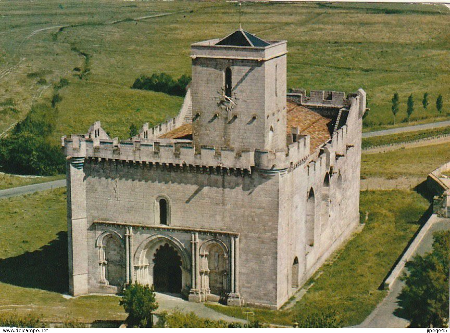 CPM - ESNANDES  17- Eglise Fortifiée - Eglises Et Cathédrales