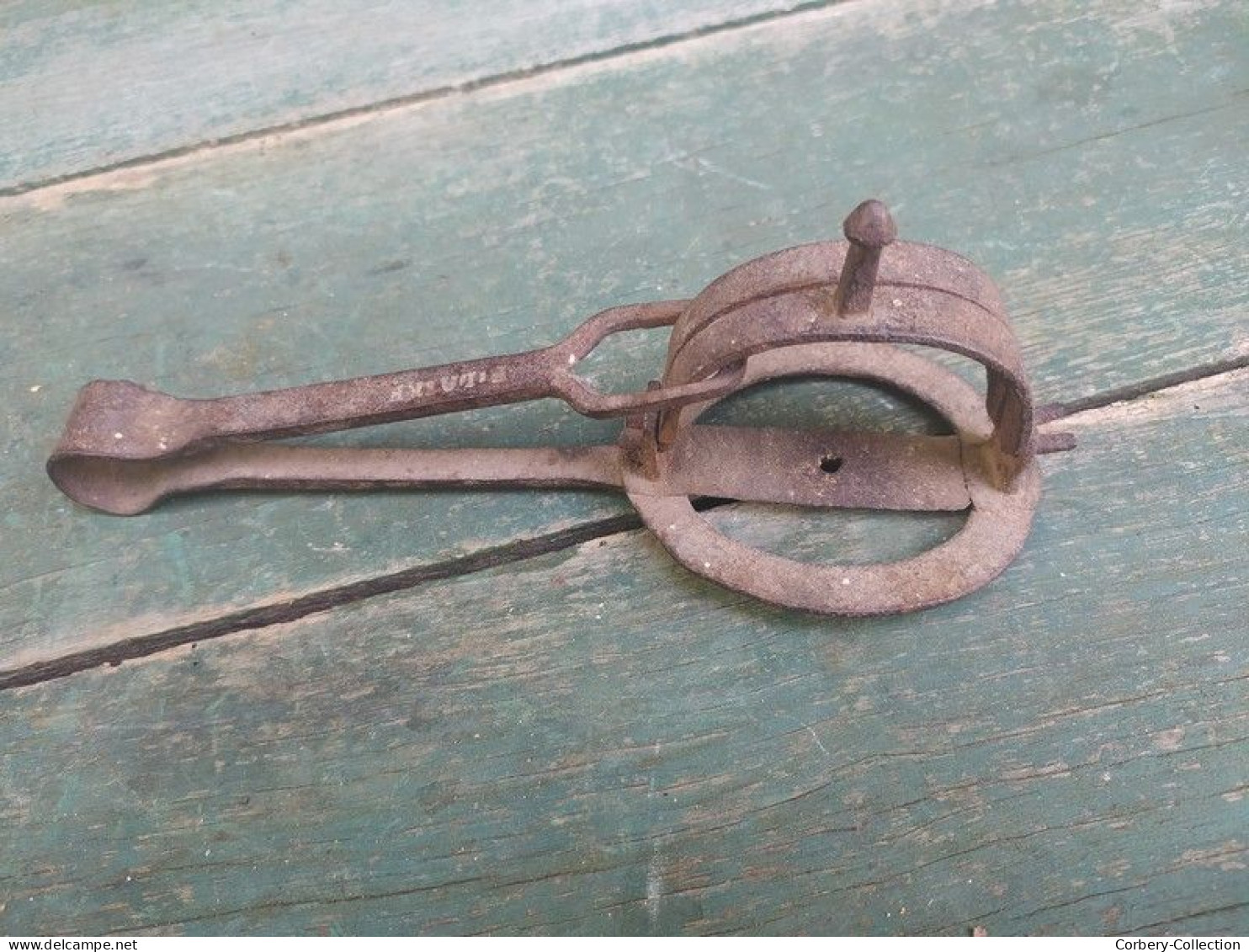 Ancien Petit Piège Fer Forgé Marqué en Creux