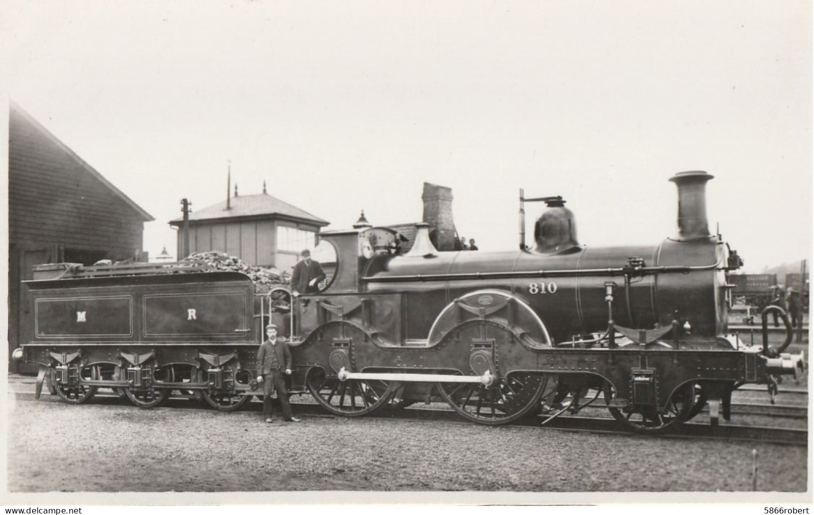 CARTE POSTALE PHOTO ORIGINALE ANCIENNE : LOCOMOTIVE ANGLAISE A VAPEUR  M R N. 810  PERSONNEL A BORD ANIMEE - Equipment