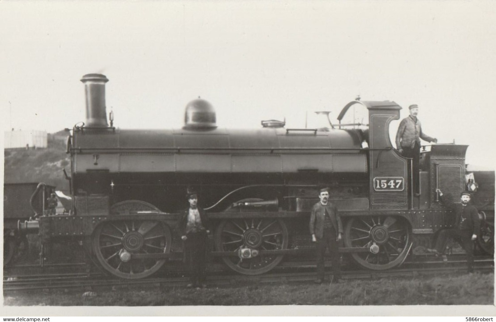 CARTE POSTALE PHOTO ORIGINALE ANCIENNE : LOCOMOTIVE ANGLAISE A VAPEUR Nr. 1547 PERSONNEL A BORD ANIMEE - Materiaal