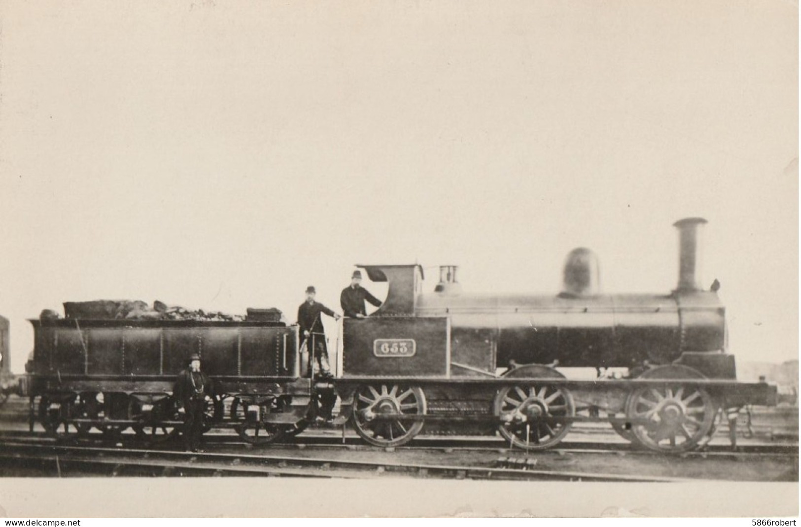 CARTE POSTALE PHOTO ORIGINALE ANCIENNE : LOCOMOTIVE ANGLAISE A VAPEUR 653 PERSONNEL A BORD ANIMEE - Equipment