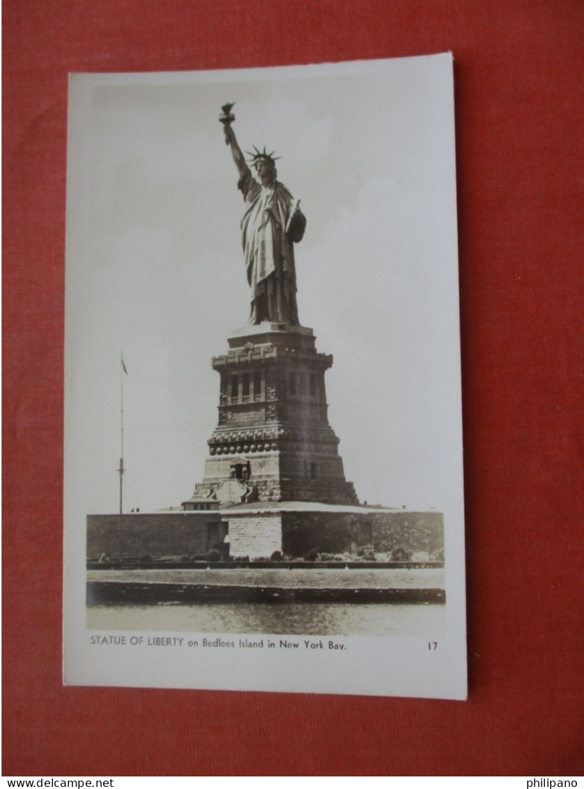 RPPC  Statue Of Liberty   On Bedloes Island-  .New York   Statue Of Liberty >   Ref  6193 - Statue De La Liberté