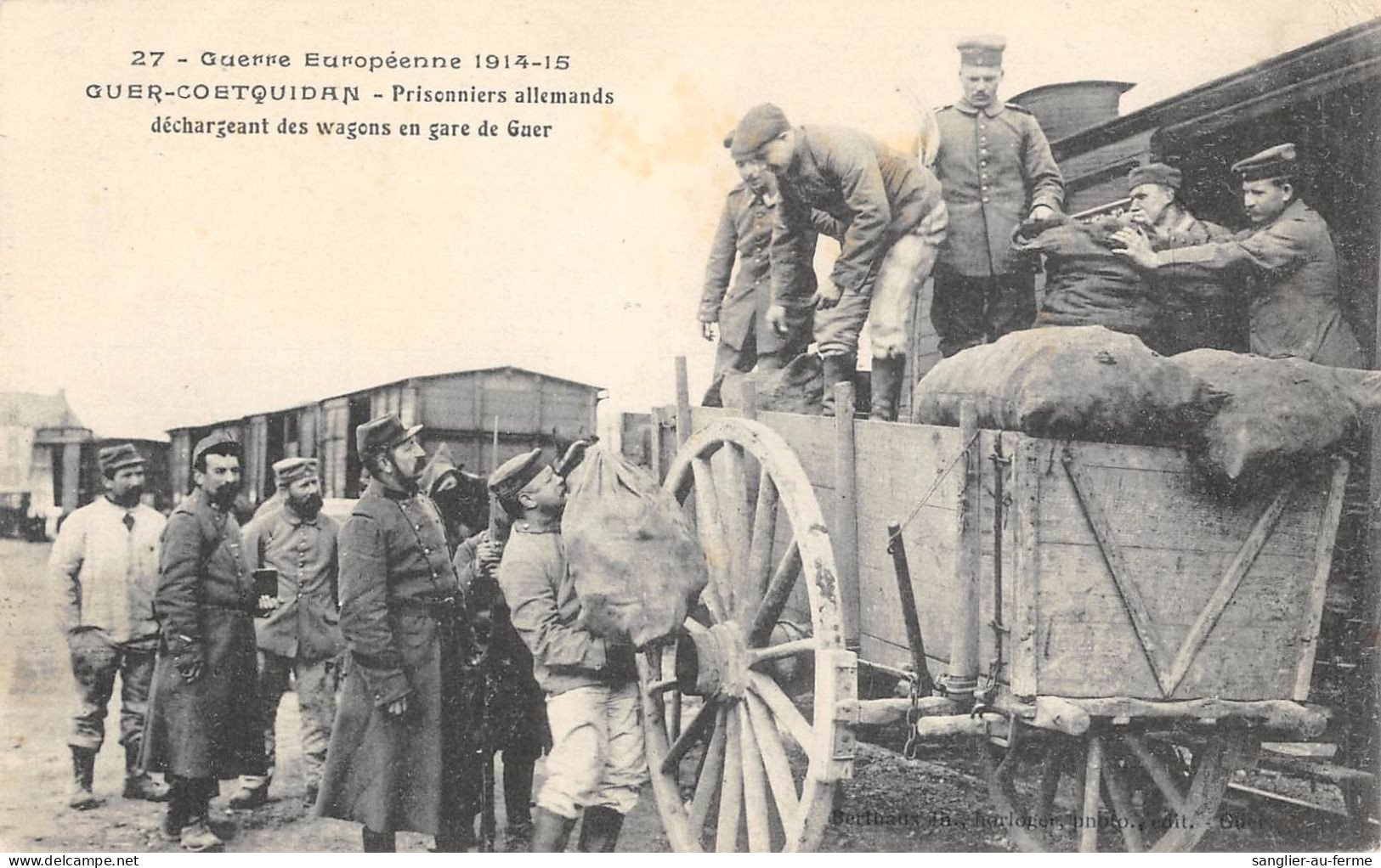 CPA 56 GUER COETQUIDAN / PRISONNIERS ALLEMANDS DECHARGEANT DES WAGONS EN GARE DE GUER - Altri & Non Classificati