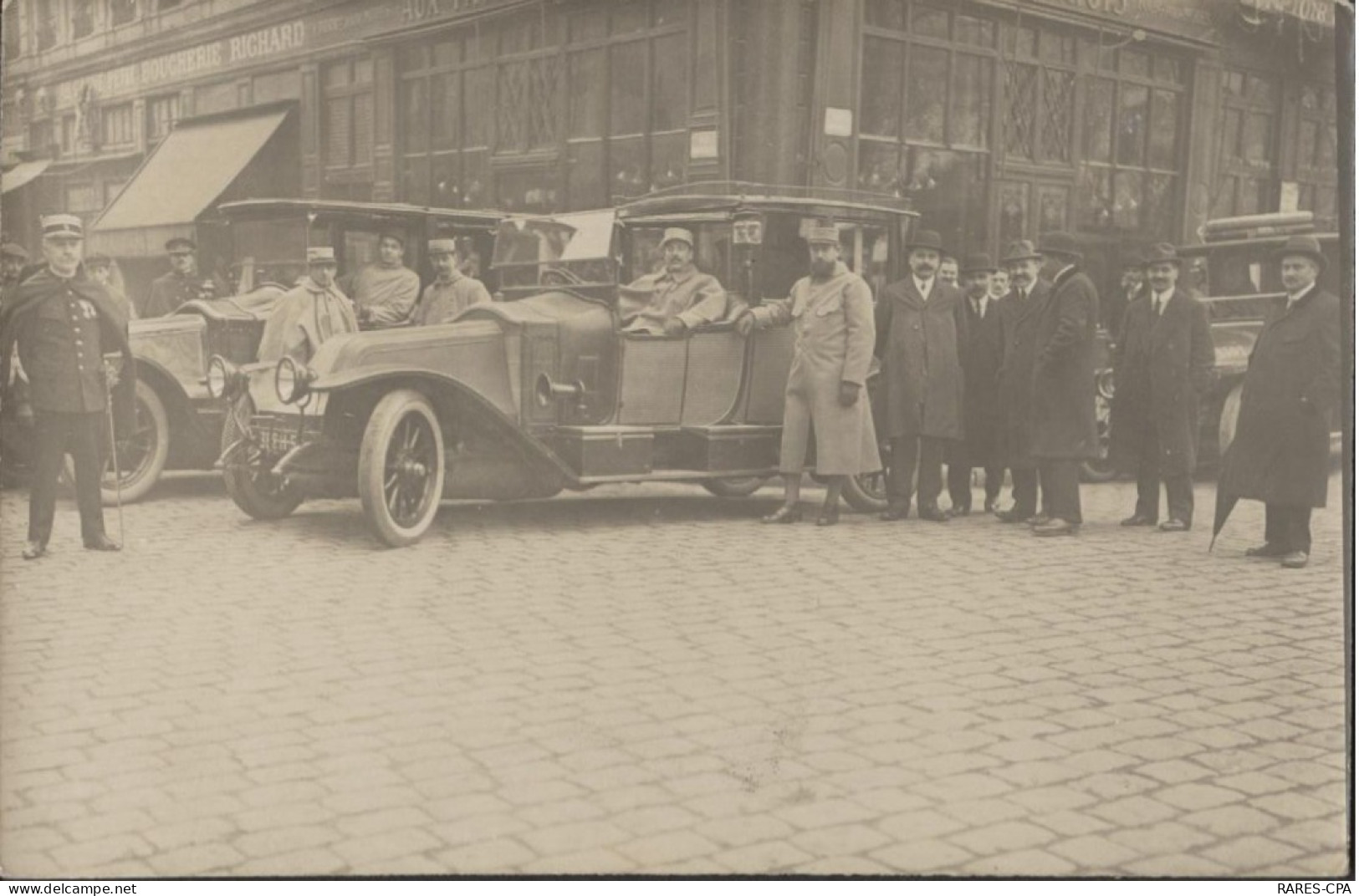 69 LYON - CHAUFFEURS DEVANT LA BOUCHERIE RICHARD - CPA PHOTO - Autres & Non Classés