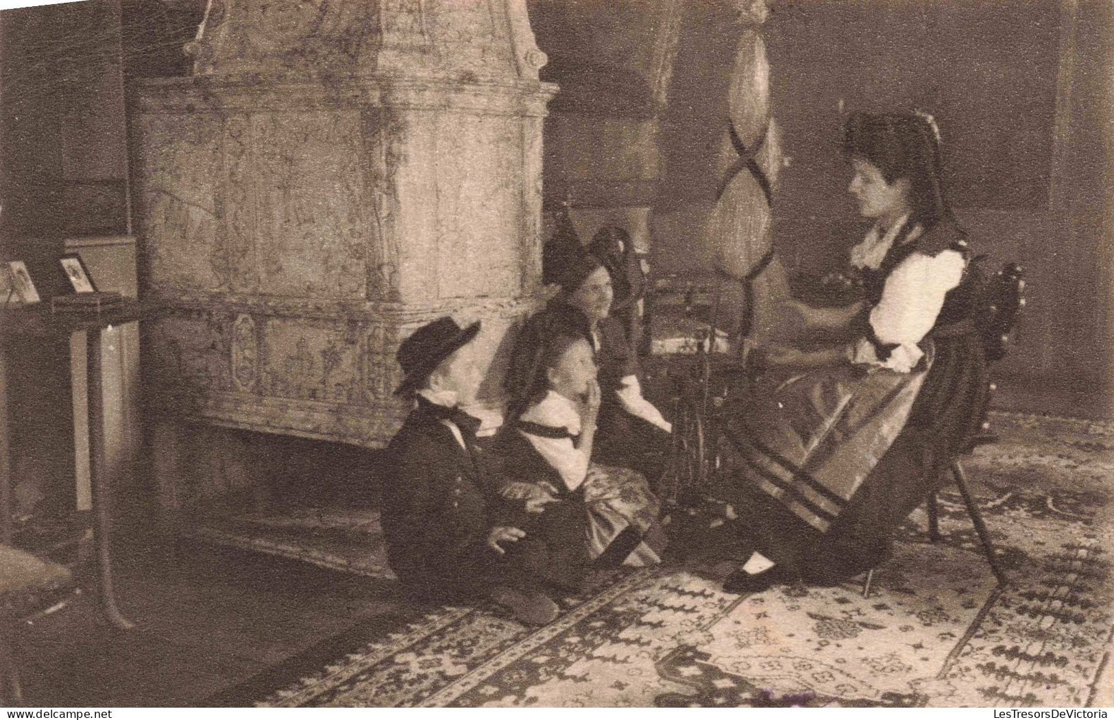 FOLKLORE - Costumes - En Alsace Reconquise - La Petite Famille écoute Avec Admiration - Carte Postale Ancienne - Trachten