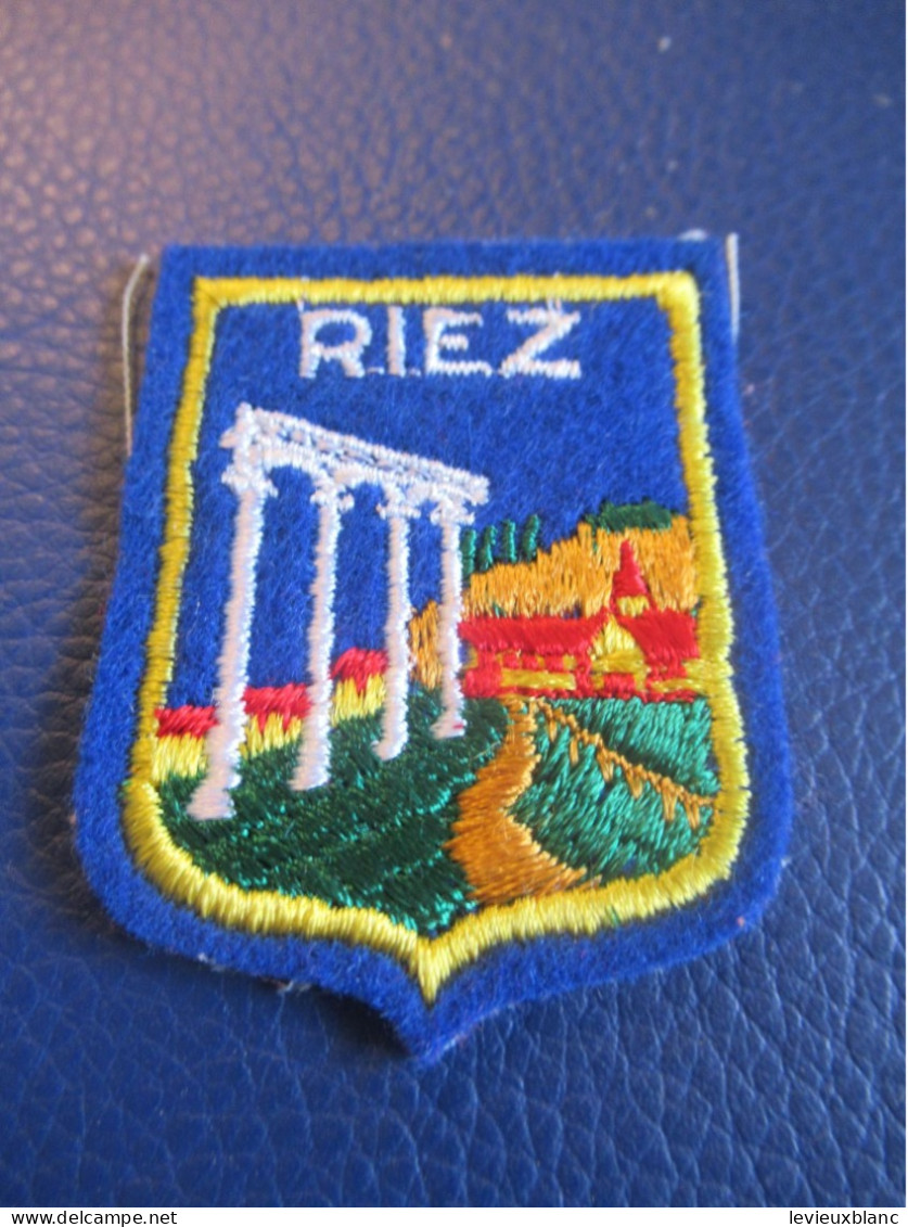 Ecusson Tissu Ancien/RIEZ/ Alpes De Haute-Provence / Vers  1970-1990                 ET483 - Blazoenen (textiel)