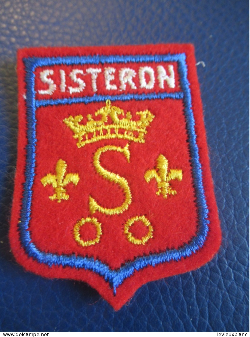 Ecusson Tissu Ancien/ SISTERON / Alpes De Haute Provence / Vers  1970-1990                 ET486 - Escudos En Tela