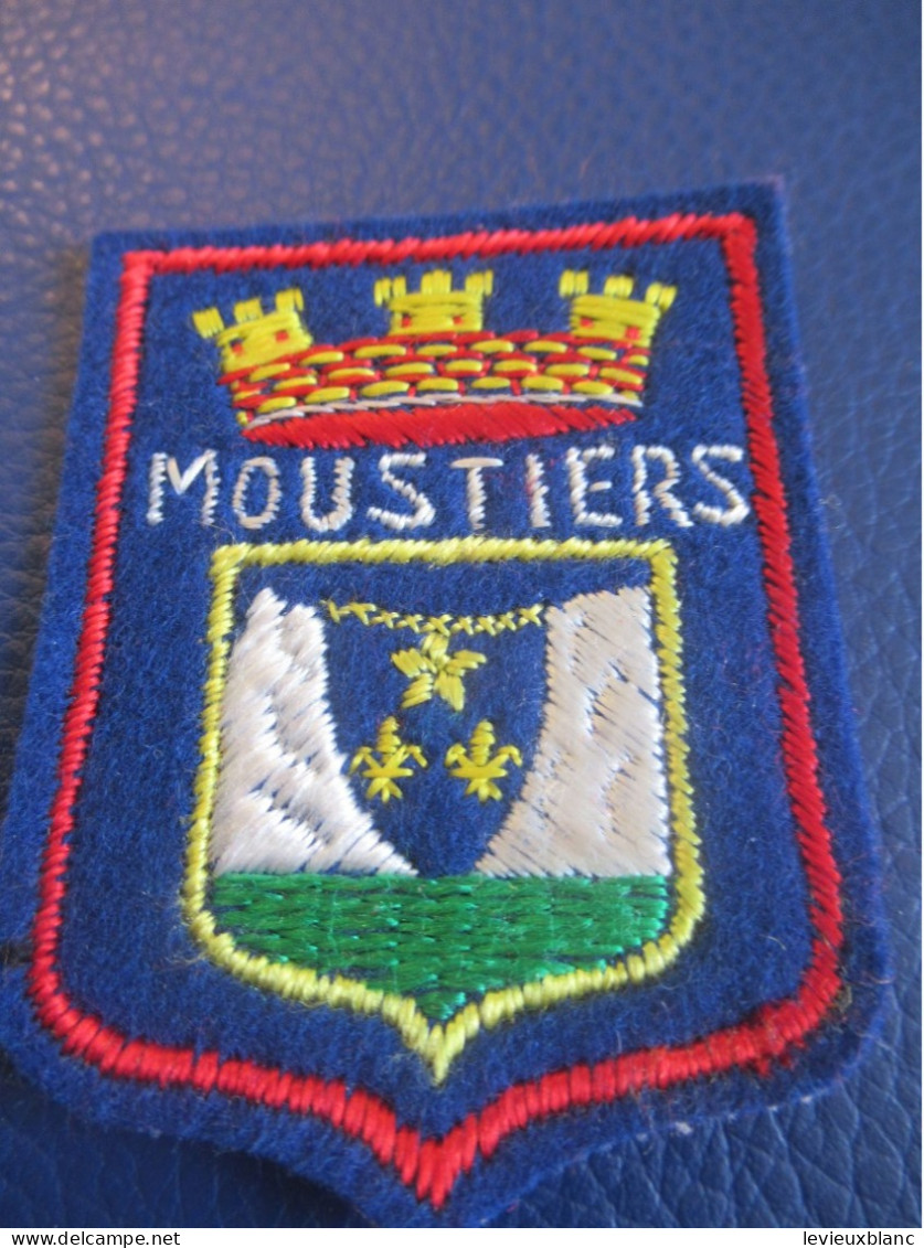 Ecusson Tissu Ancien/MOUSTIERS /Alpes De Haute Provence/ Provence / Vers  1970-1990                 ET497 - Blazoenen (textiel)