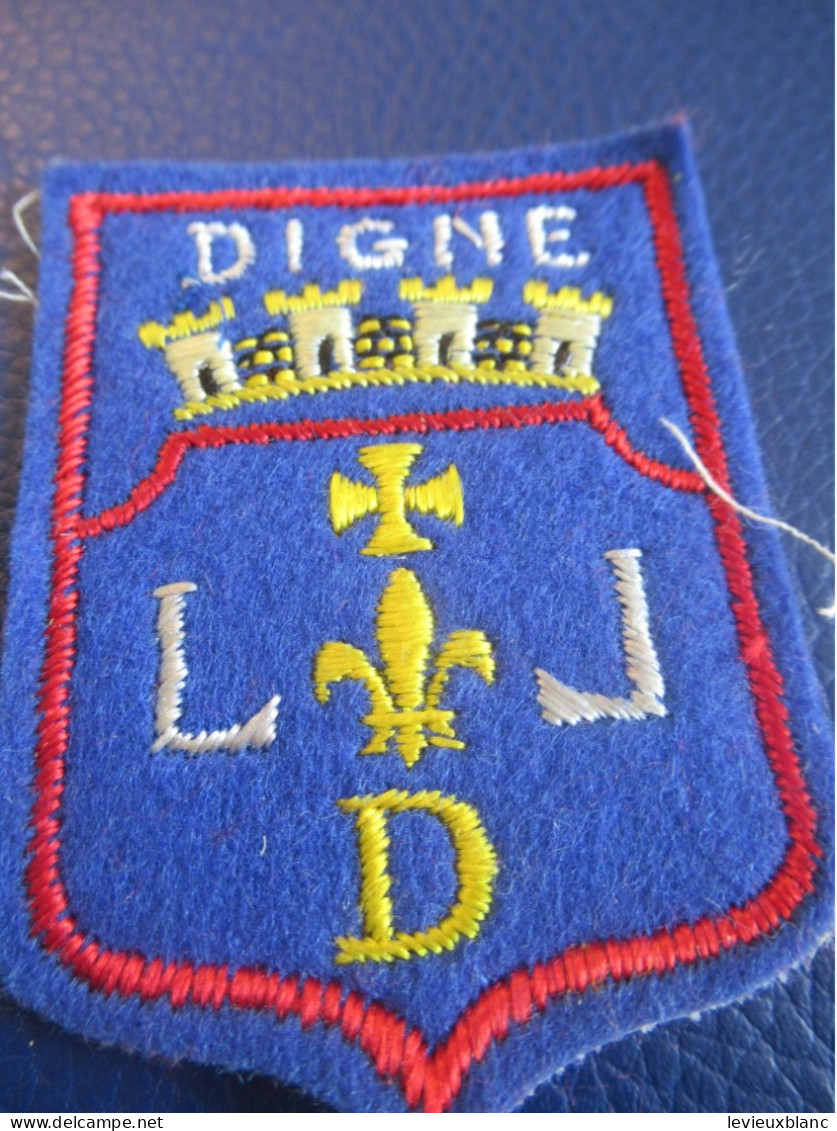 Ecusson Tissu Ancien/DIGNE /Alpes De Haute Provence / Vers  1970-1990                 ET500 - Blazoenen (textiel)