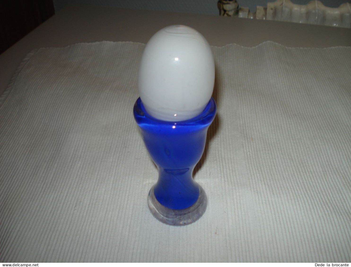 O15 / Joli Coquetier En Verre Bleu + Œuf Verre Soufflé - Artisanat - H :  14 Cm - Oeufs