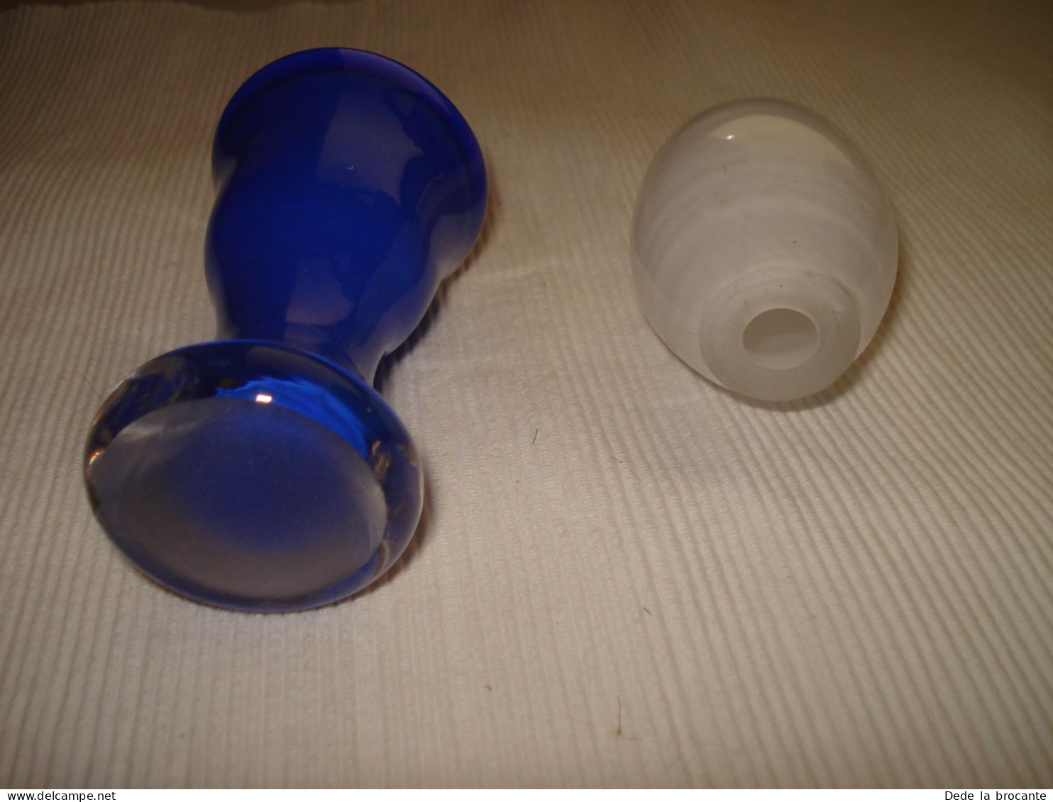 O15 / Joli Coquetier En Verre Bleu + Œuf Verre Soufflé - Artisanat - H :  14 Cm - Oeufs