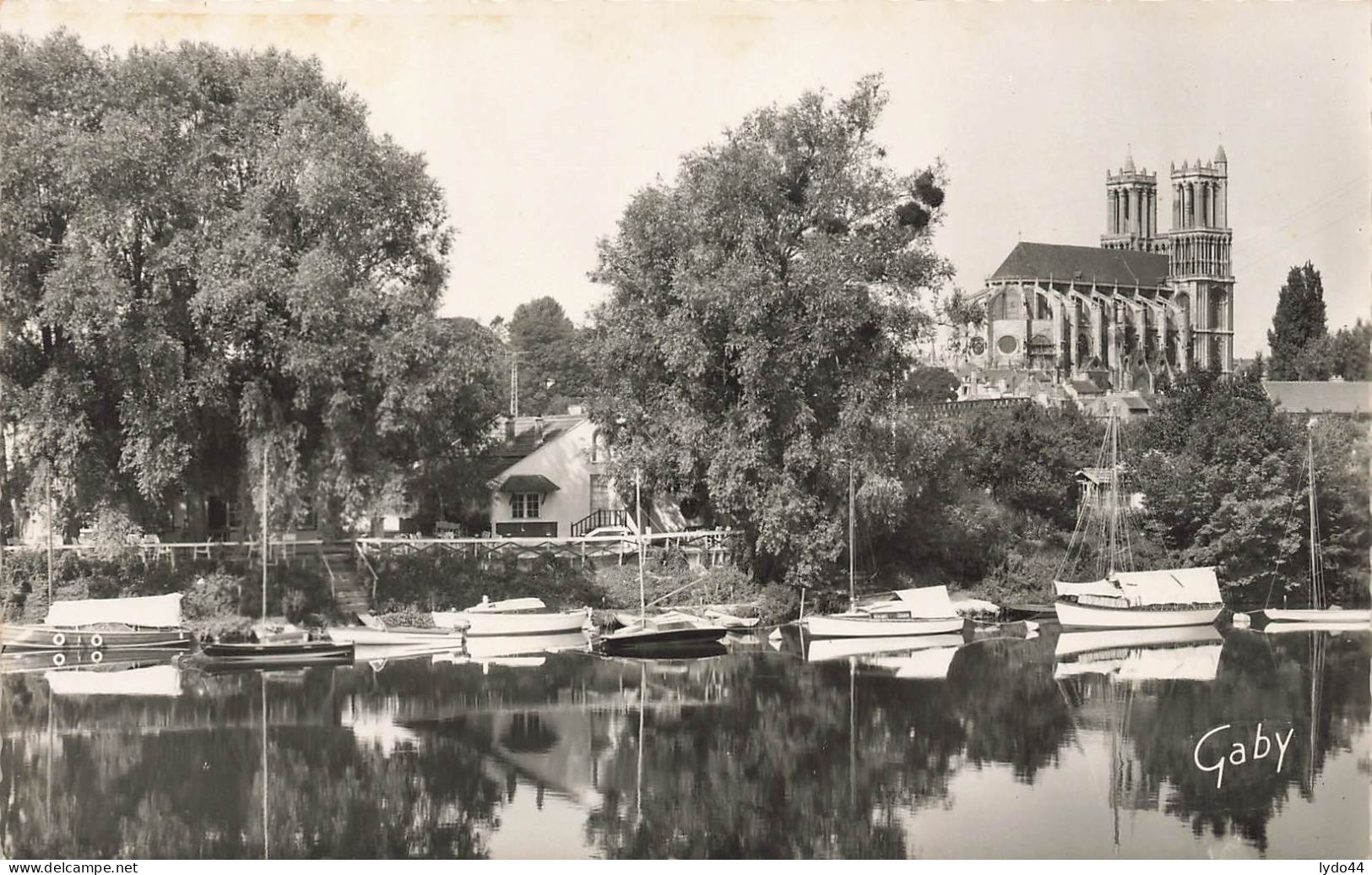 LIMAY ,  Dancing Robinson , La Seine , Et Au Loin La Collegiale De Mantes - Limay