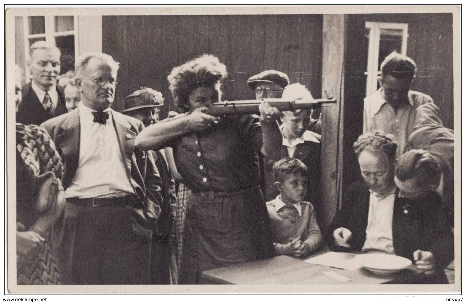 Carte Postale Photo - TIR Fête Foraine -  Femme Tirant à La Carabine - - Shooting (Weapons)