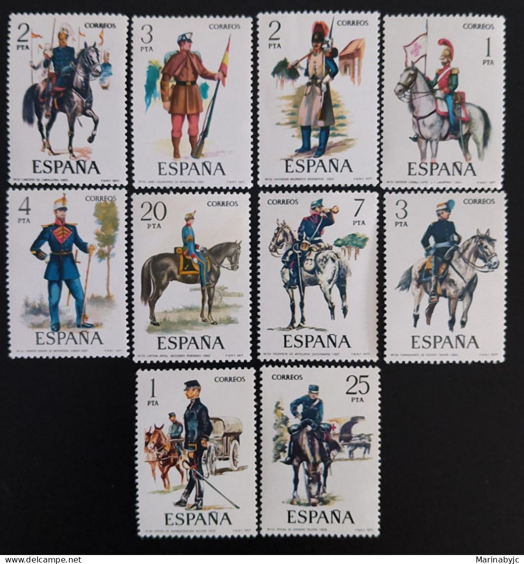 SD)1977, SPAIN, MILITARY UNIFORMS, MNH - Collections