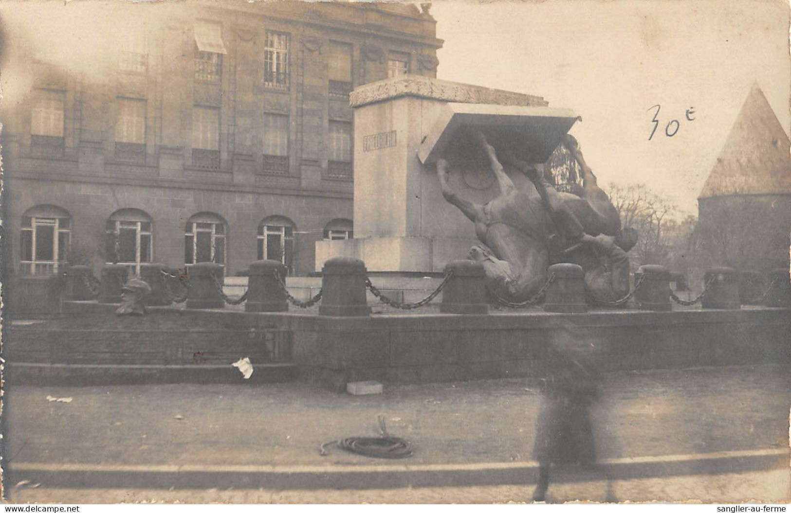 CPA 57 METZ / CARTE PHOTO DE LA STATUE RENVERSEE - Autres & Non Classés