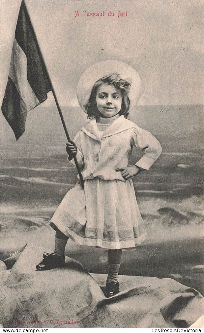 PHOTOGRAPHIE - A L'assaut Du Fort - Petite Fille -  Carte Postale  Ancienne - Photographie