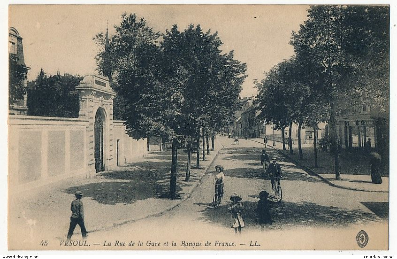 CPA - VESOUL (Haute-Saône) - La Rue De La Gare Et La Banque De France - Vesoul