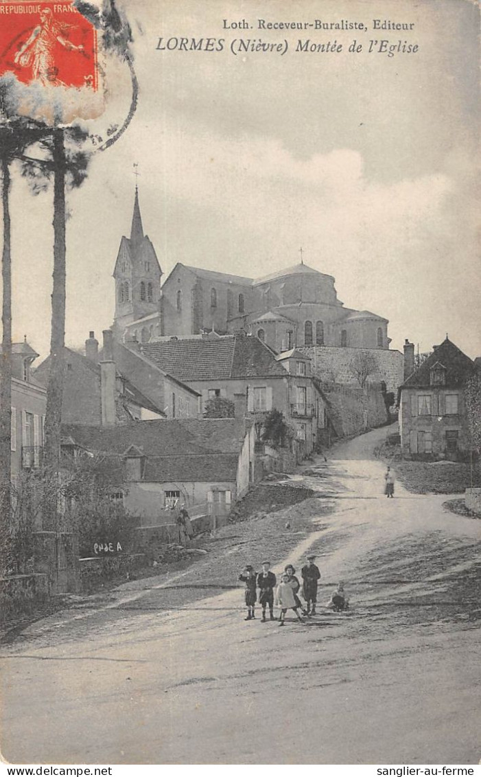 CPA 58 LORMES / MONTEE DE L'EGLISE - Autres & Non Classés