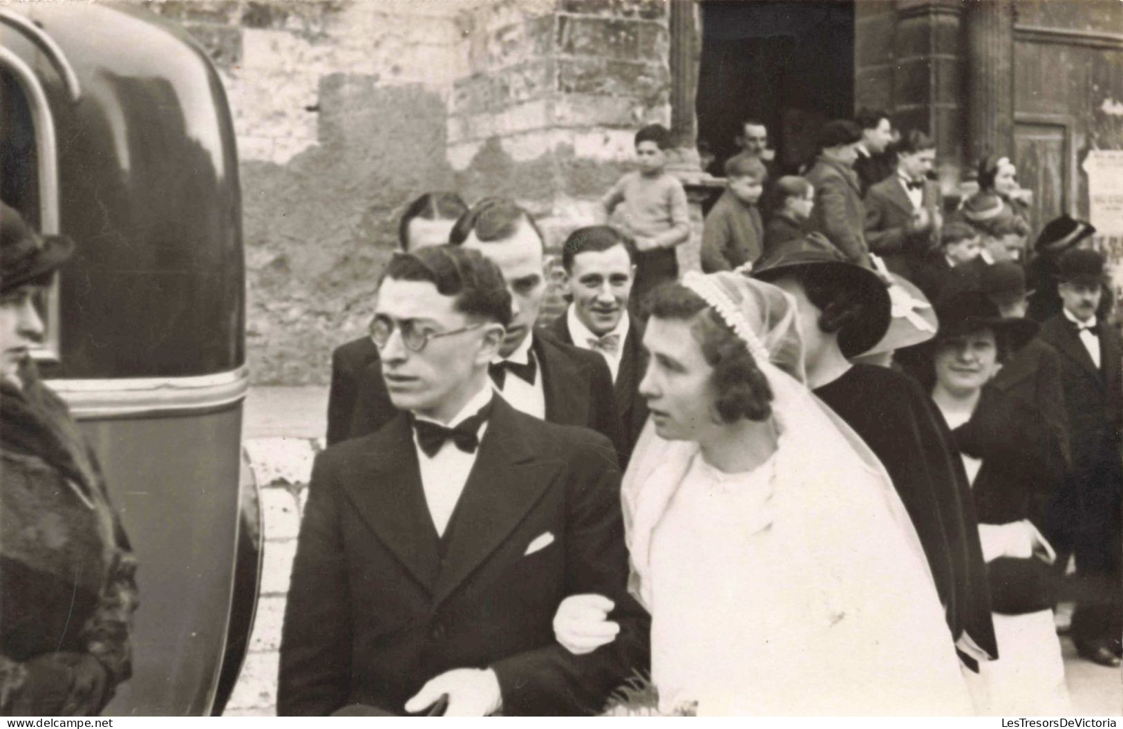 NOCES - Les Mariés Se Dirigeant Vers La Voiture - Carte Postale Ancienne - Matrimonios