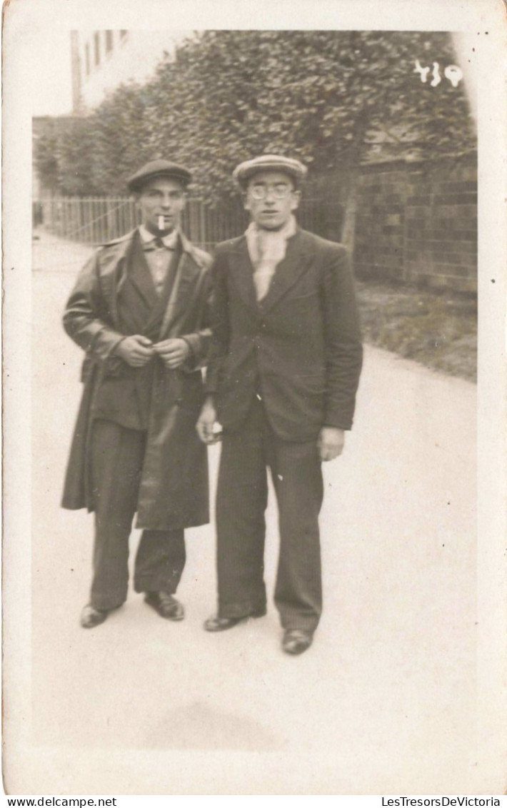 CARTE PHOTO -  Deux Hommes Dans La Rue - Carte Postale Ancienne - Photographie