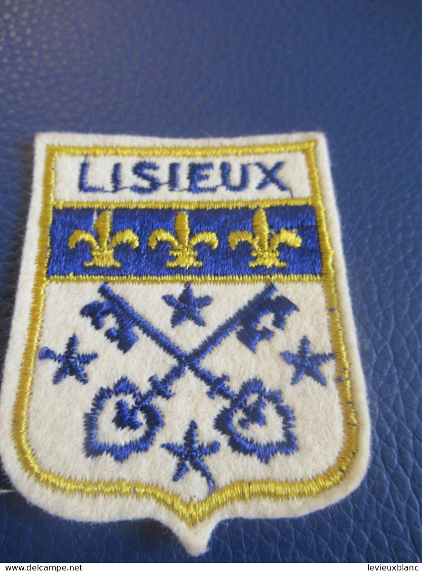 Ecusson Tissu Ancien / LISIEUX /Calvados / Normandie/  Vers 1970-1990                    ET503 - Blazoenen (textiel)