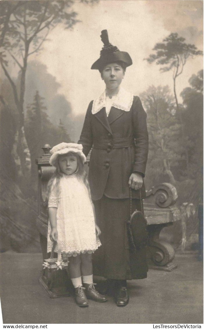 CARTE PHOTO - Portrait De Famille - Carte Postale Ancienn - Photographie