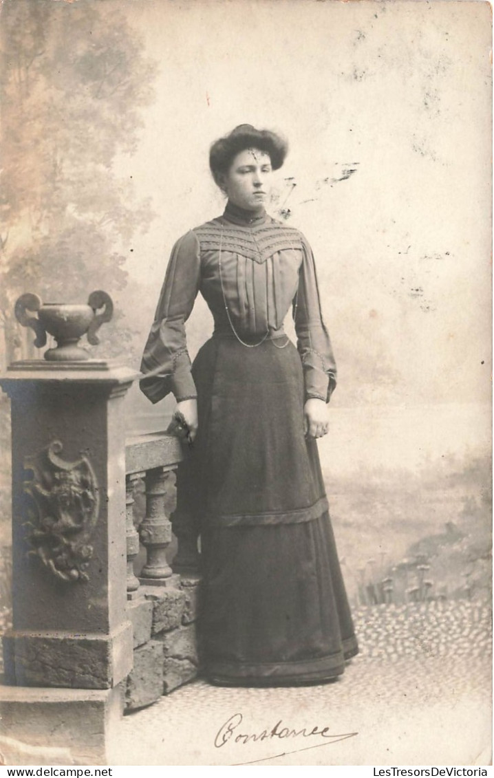 CARTE PHOTO - Portrait D'une Jeune Femme - Carte Postale Ancienne - Photographie