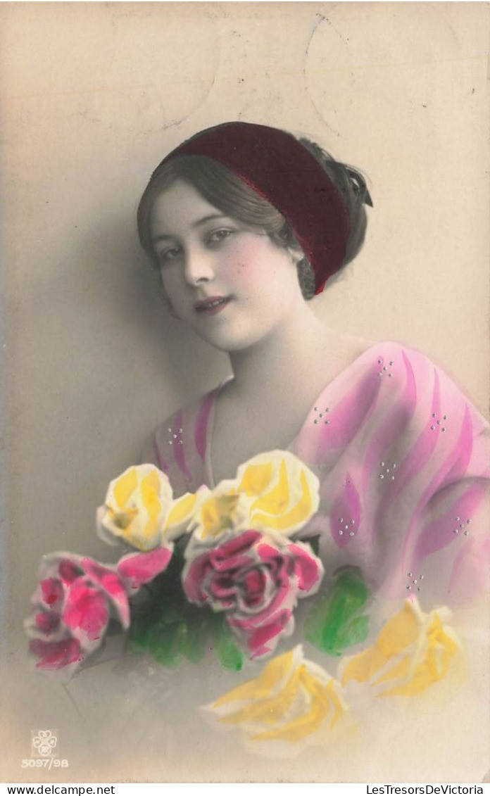 PHOTOGRAPHIE - Une Fille Tenant Un Bouquet De Fleur - Colorisé - Carte Postale Ancienne - Photographie