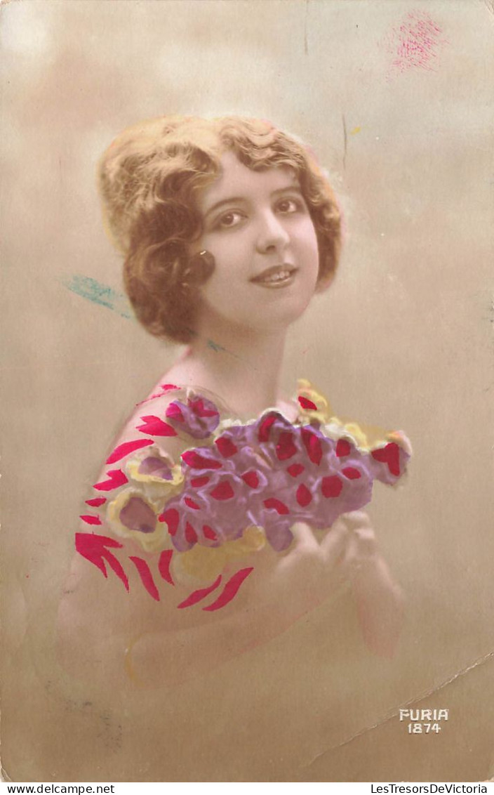 PHOTOGRAPHIE - Une Fille Tenant Un Bouquet De Fleurs - Colorisé - Carte Postale Ancienne - Photographie