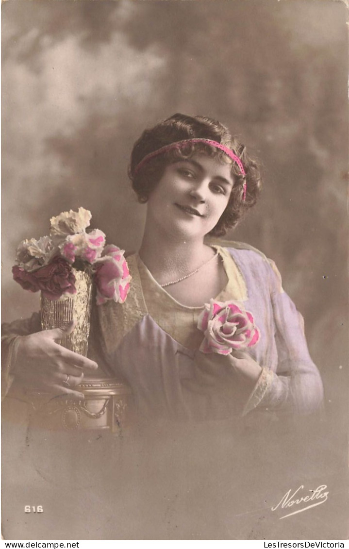 PHOTOGRAPHIE - Une Fille Tenant Une Vase - Colorisé - Carte Postale Ancienne - Photographie