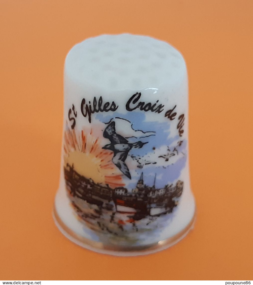 DÉ A COUDRE EN PORCELAINE - SAINT-GILLES-CROIX-DE-VIE (85)  VENDEE - LE PORT - Fingerhüte