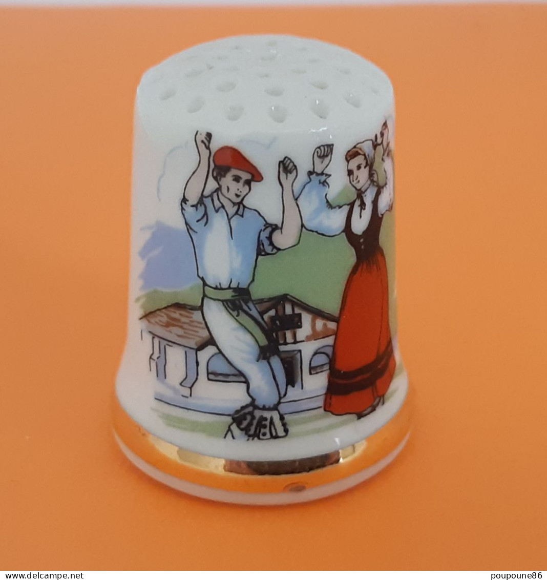 DÉ A COUDRE PORCELAINE - SAINT-JEAN-PIED-DE-PORT (64) - PYRENEES ATLANTIQUES - Thimbles