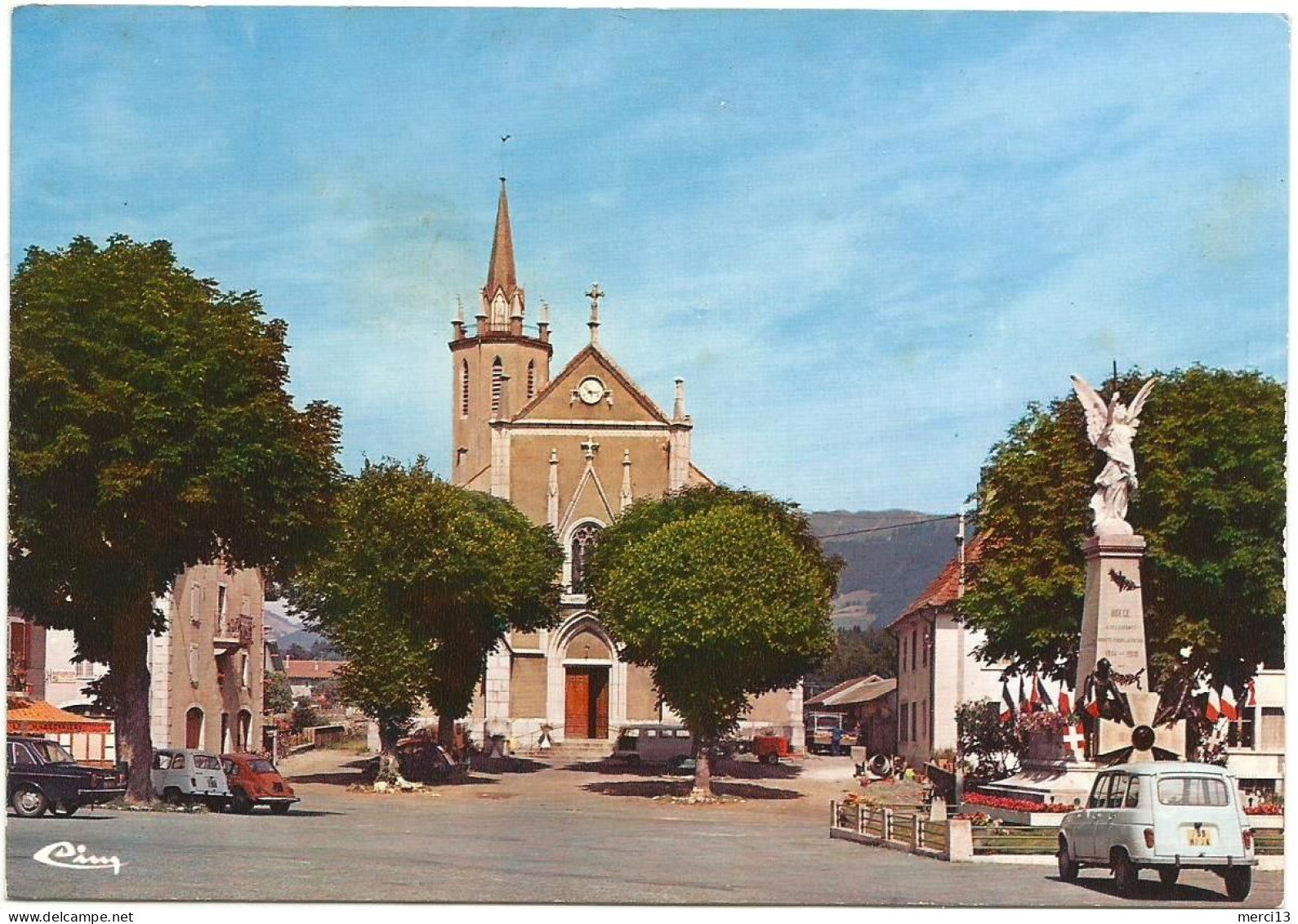 CPM De BOEGE (74) – Place De L’église. Voitures Dont Renault 4L. Editions Combier, Mâcon (Cim), N° E 74.037.60.4.0324 - Boëge