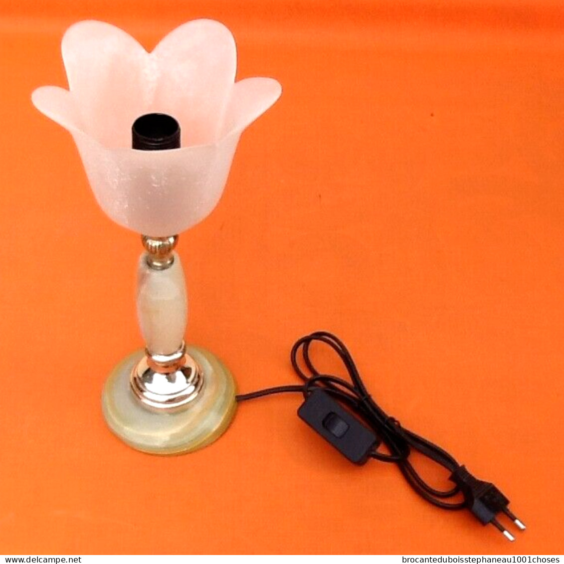 Années 1970 Lampe tulipe à poser Pierre d' Onyx et Laiton Abat-jour polylobe de forme tulipe